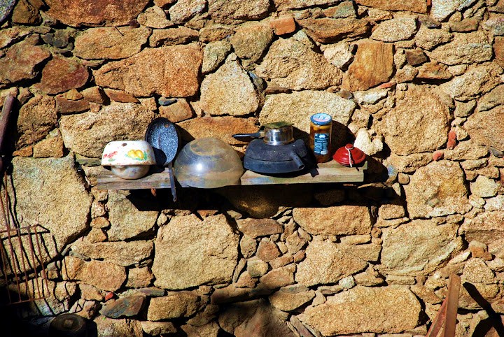 La duenda Pomporrilla se dedica a trastear con los cacharros de la casa (Foto: Jimber)