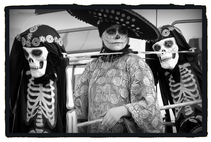 Jóvenes vestidos de calaveras mejicanas (Jimber para Extremadura Secreta)