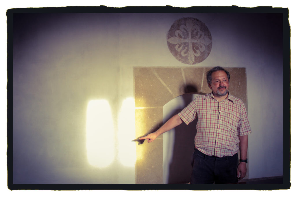 Agustín Flores afirma que el sol y la luna hacen de la ermita un reloj de tiempo (A. Briz)