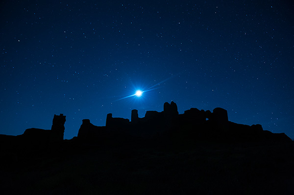 La luna sobre el castillo de Hornachos./ Víctor Gibello