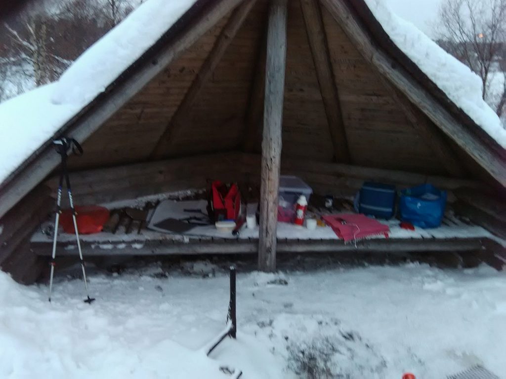 Mellavaara. Las cabañas finlandesas son como veís más un parapeto y una fogata en frente. Ya estamos en el río Kemi de nuevo.