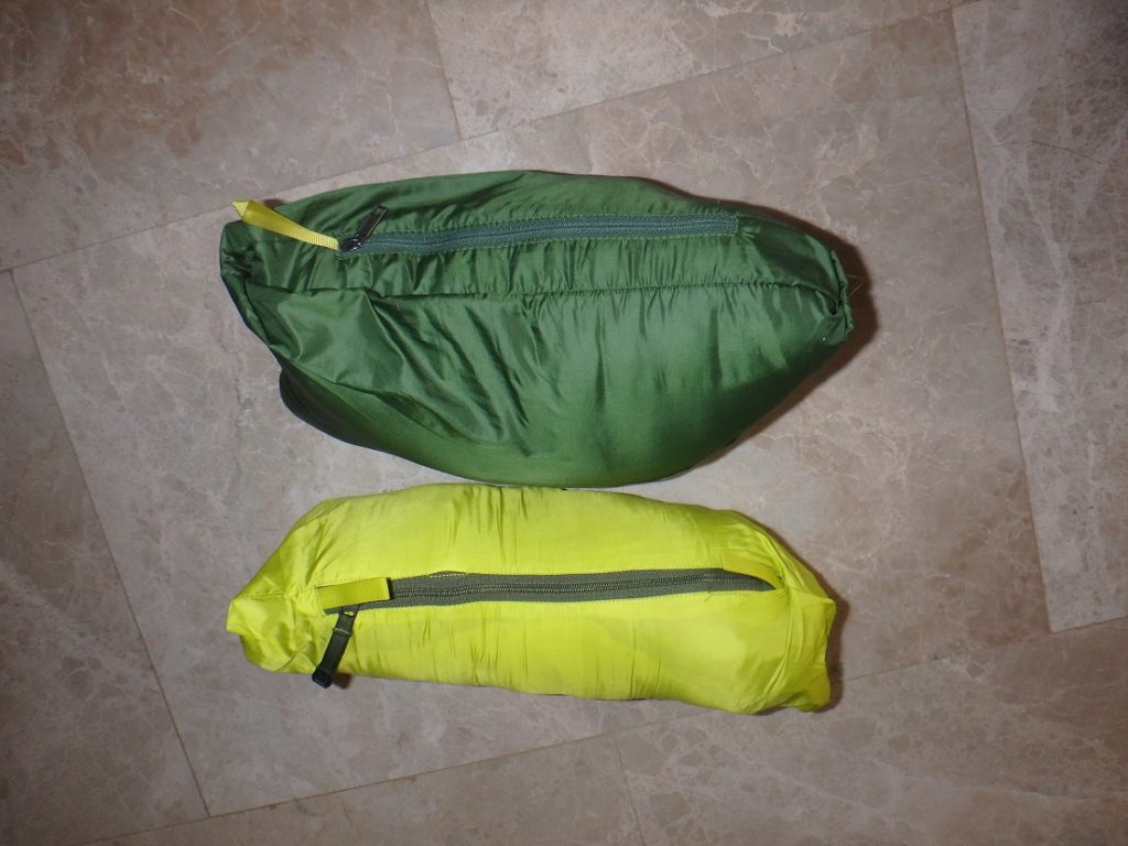Chaquetas ligeras, una de fibra hueca y otra de plumas. Las dos lleva un bolsillo "especial" para recogerlas como si fuera un paquete.