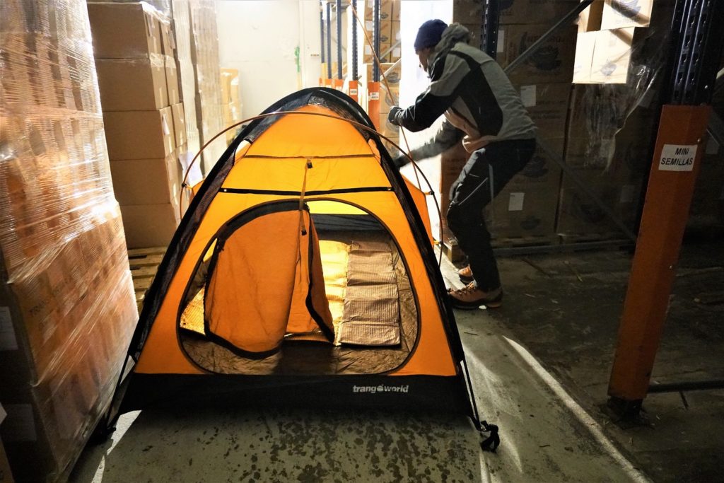 Esta tienda se monta con cinco varillas de aluminio. He tardado más de 6 minutos en extenderla y montar la primera capa, me queda por instalar la capa exterior. Me pregunto ¿cómo la montare´solo con viento y manoplas gruesas?