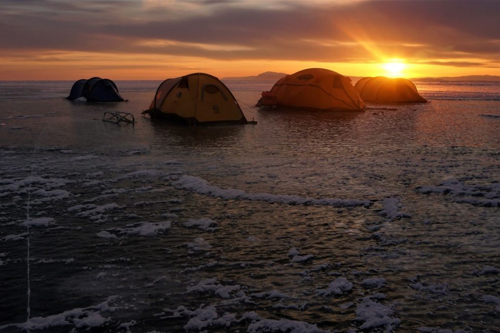 Lago baikal, segundo día de expedición. Nuestro campamento está montado antes que las bajas temperaturas sea insoportables en el exterior.