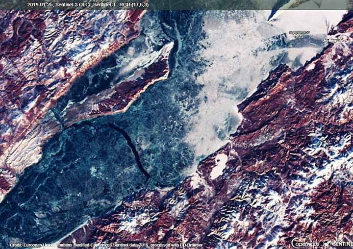 Imágenes tomadas por el satélite Sentinel-3, el 25 de Enero de 2019. Vemos una gran grieta transversal de unos 200 metros de anchura de agua ‘líquida’ amenaza cortando el paso a todas las expediciones.