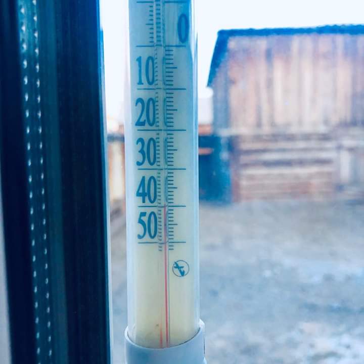 Foto tomada el 7 de Febrero de este año, en la localidad de Buguldeyka, lago Baikal, por el guía italiano-ruso Ilja Boldalkow. La línea del mercurio marca -39ºC, temperatura normal en esas fechas.