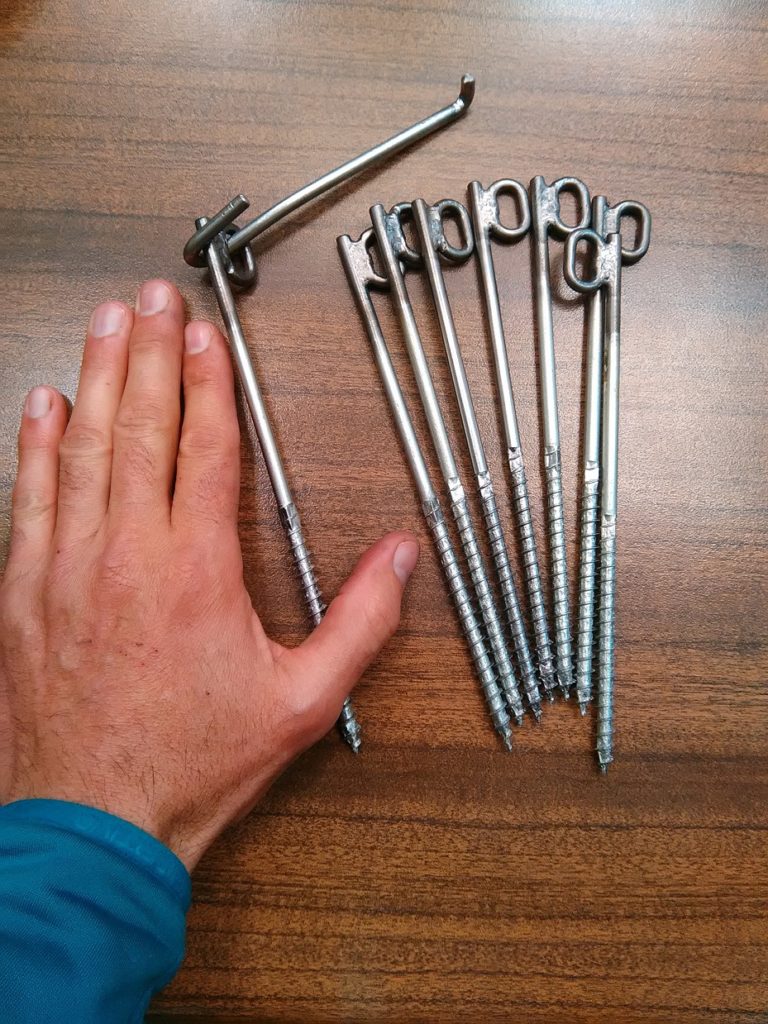 Tornillos de para roscar el maderas duras. La medida que elegí es de 240 mm. Le corté las cabezas y le soldé un eslabón de cadena, un pequeño pedazo de varilla hacía de palanca para roscarlos.