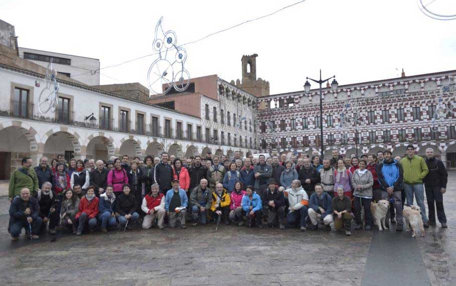 Foto de familia en la Plaza Alta de los participantes en el maratón de 42 kilómetros organizado por el Club del Caminante de Badajoz. / C.M. Foto de familia en la Plaza Alta de los participantes en el maratón de 42 kilómetros organizado por el Club del Caminante de Badajoz. / C.M.