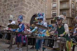 Momento de la tamborada de la FALCAP en Navalmoral