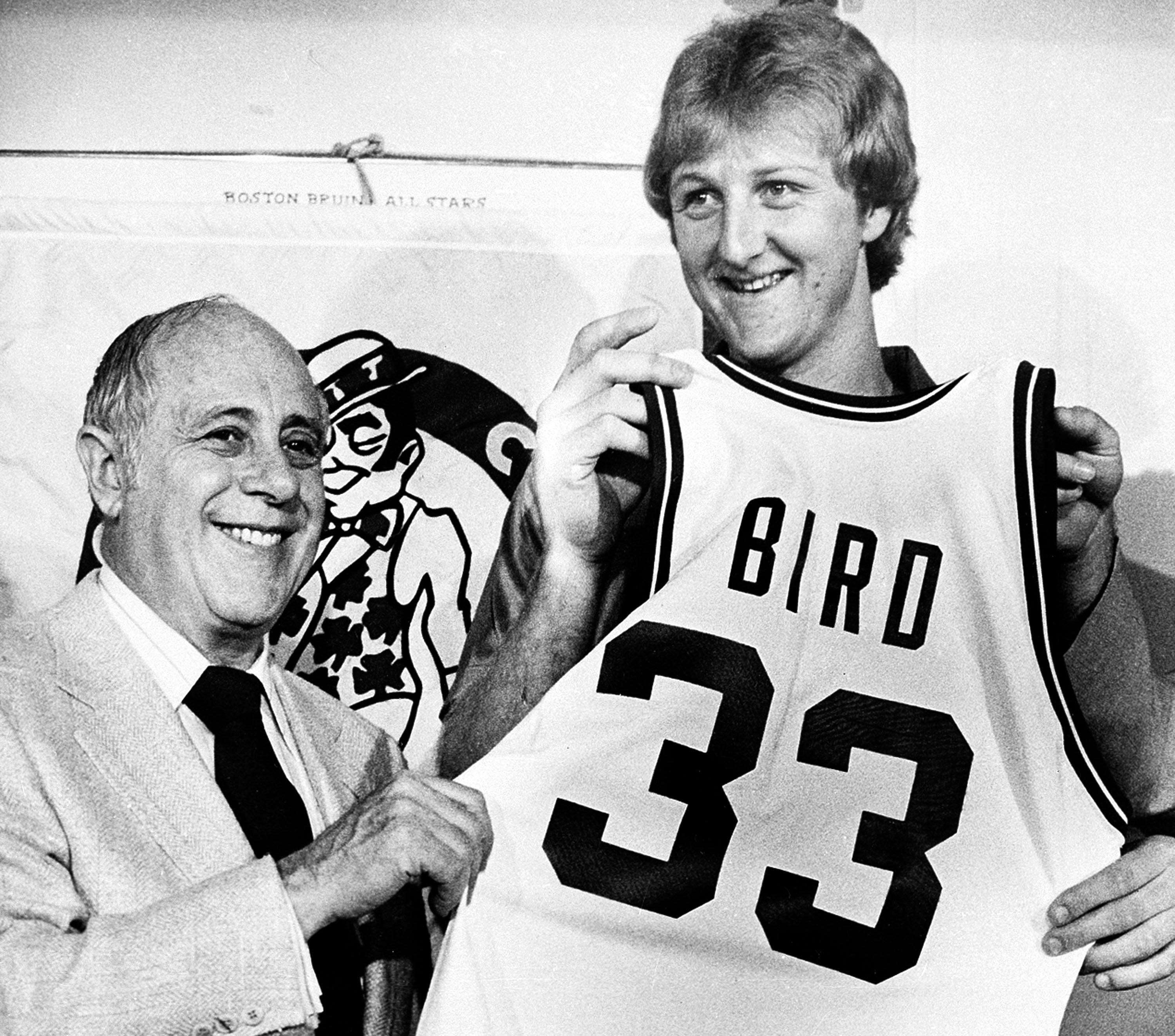 Red Auerbach, el día en que los Celtics presentaron a Larry Bird, uno de los grandes mitos de la franquicia. / Ap