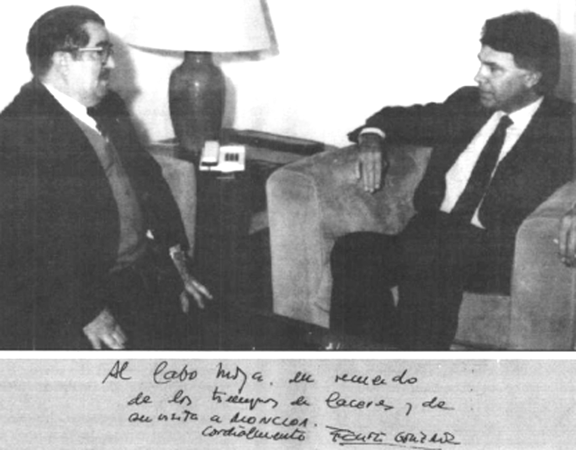 Foto del Cabo Moya y Felipe González en la Moncloa, con la dedicatoria. Foto del Cabo Moya y Felipe González en la Moncloa, con la dedicatoria.