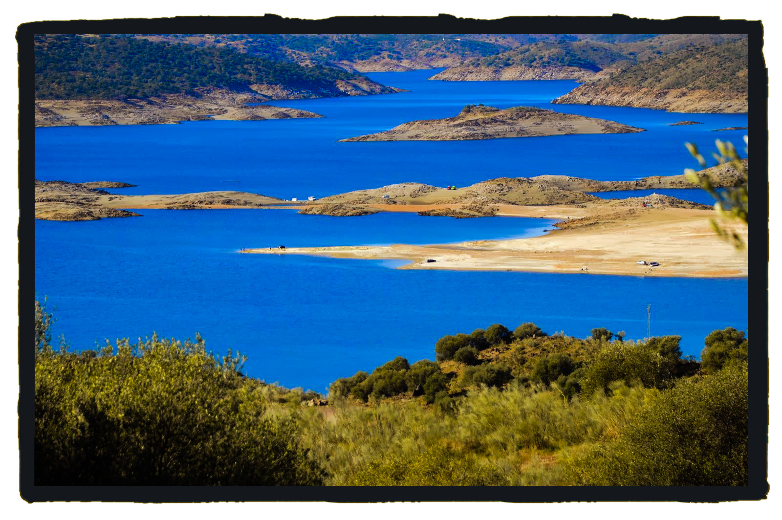 Entre estas aguas azules se mueve la sirena de Garrovillas.