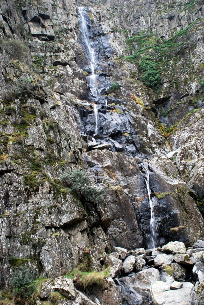 ... y la mora permanece encantada y coja en el Chorro de la Miacera. (Foto: Jimber)