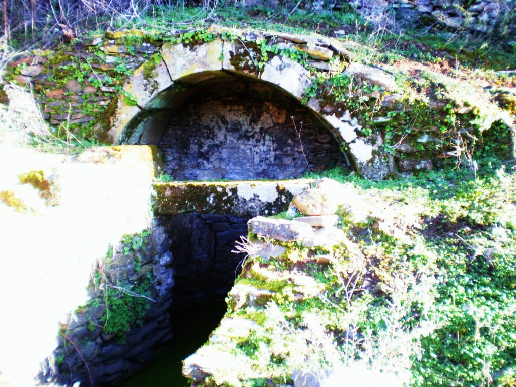 El encanto del pozo de Cinojal, en Ahigal, tiene hilo de oro para devanar la mañana de San Juan (Foto: Israel J. Espino)