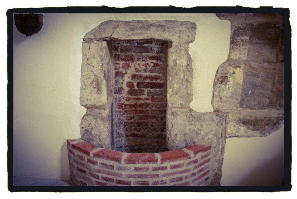 Pozo aparecido en la sacristía de la iglesia de la Consolación, posible entrada al pasadizo secreto (A. Briz para Extremadura Secreta)