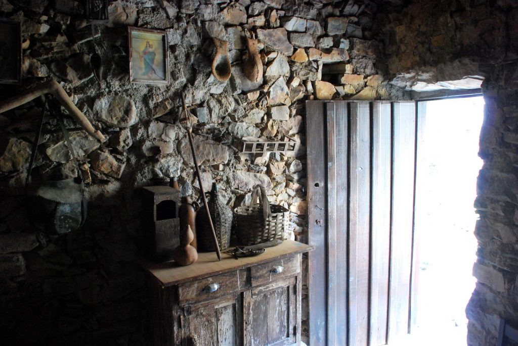 ... y antes de salir por la puerta el duende se volvió hacia ella (Jimber)