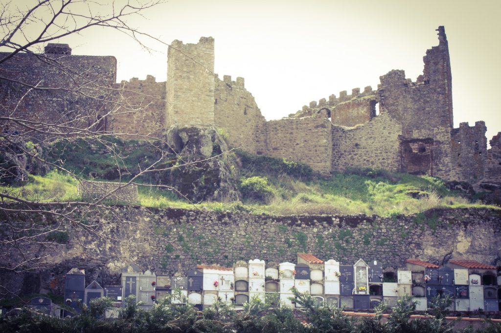 Cementerio y castillo de Montánchez (Angel Briz)