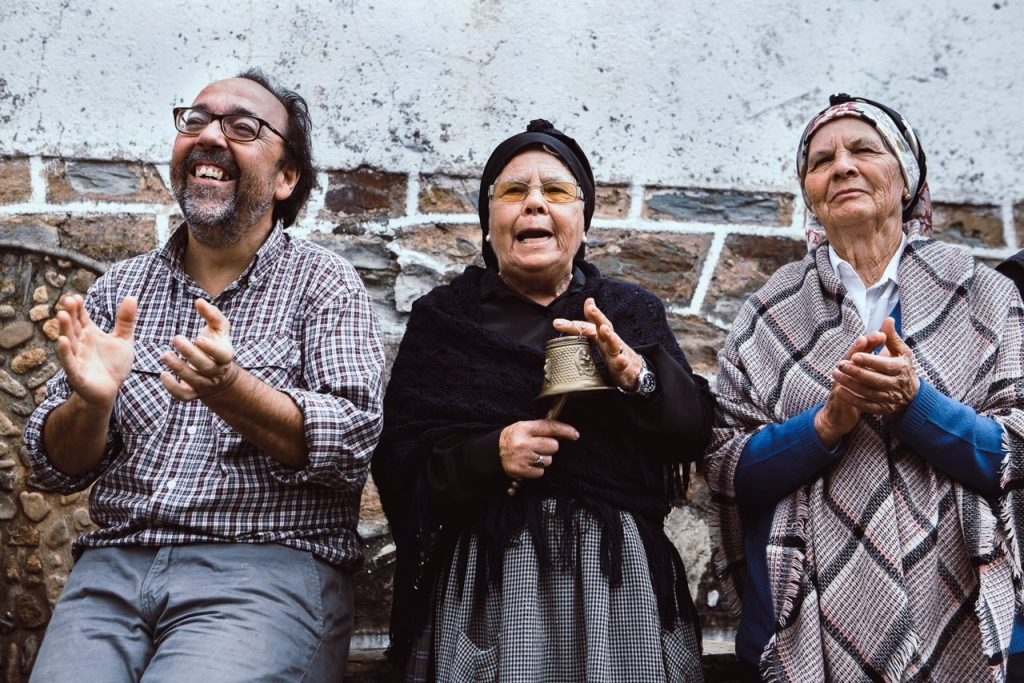 Los vecinos reciben a la Chicharrona con antiguos cantares (Jorge Armestar) GALERIA DE FOTOS
