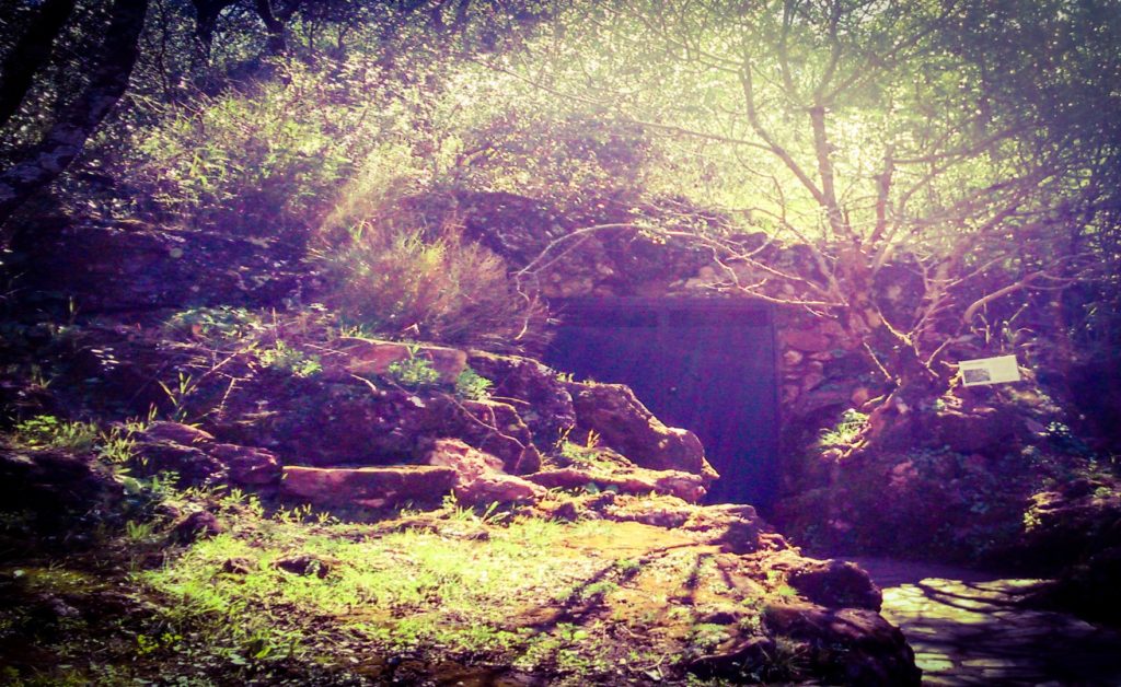 Entrada a la Cueva de los Postes (Fuentes de León) 