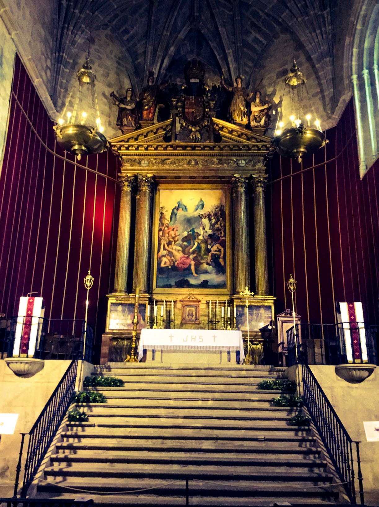 A los pies del altar de la iglesia de Yuste enterraron al emperador (Israel J. Espino)