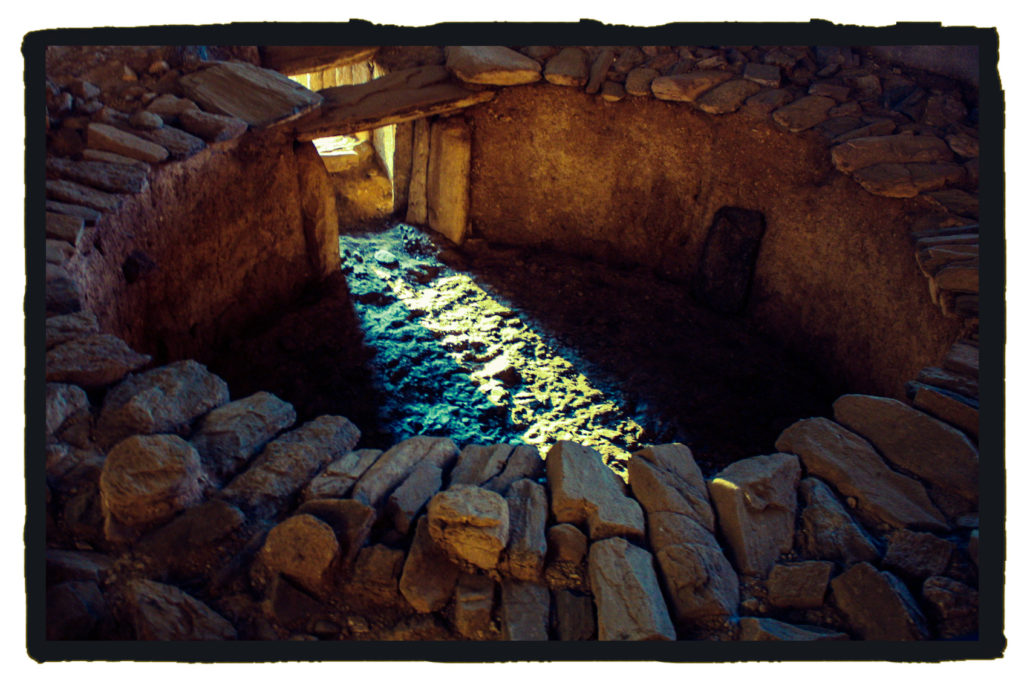 Durante el solsticio de invierno los rayos del sol penetran en el sepulcro megalítico de Huerta Montero (A. Briz)
