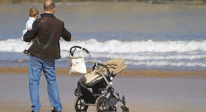 padre-paseando-con-su-hijo