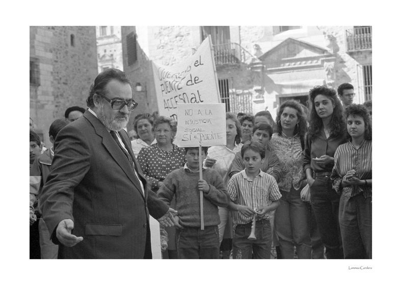 El presidente de la Diputación de Cáceres, Manuel Veiga, recibe a los vecinos de las Hurdes que reclamaban un puente. El presidente de la Diputación de Cáceres, Manuel Veiga, recibe a los vecinos de las Hurdes que reclamaban un puente.
