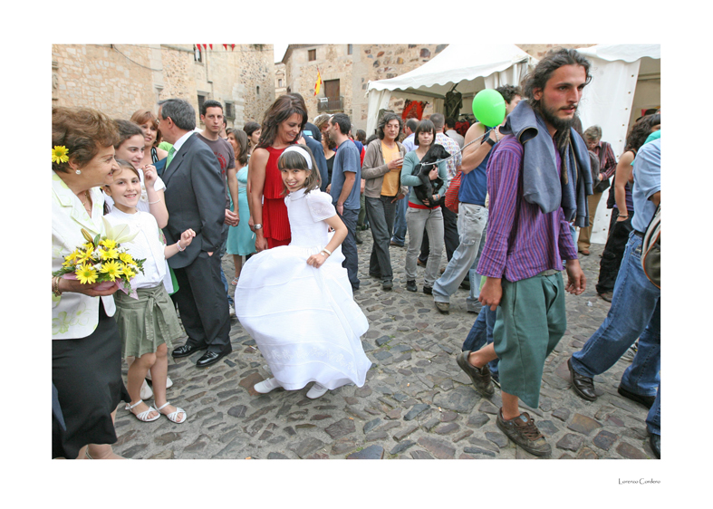 Una niña feliz pasea su Primera Comunión en medio del bullicio del Festival Womad en la parte antigua de Cáceres (1992).