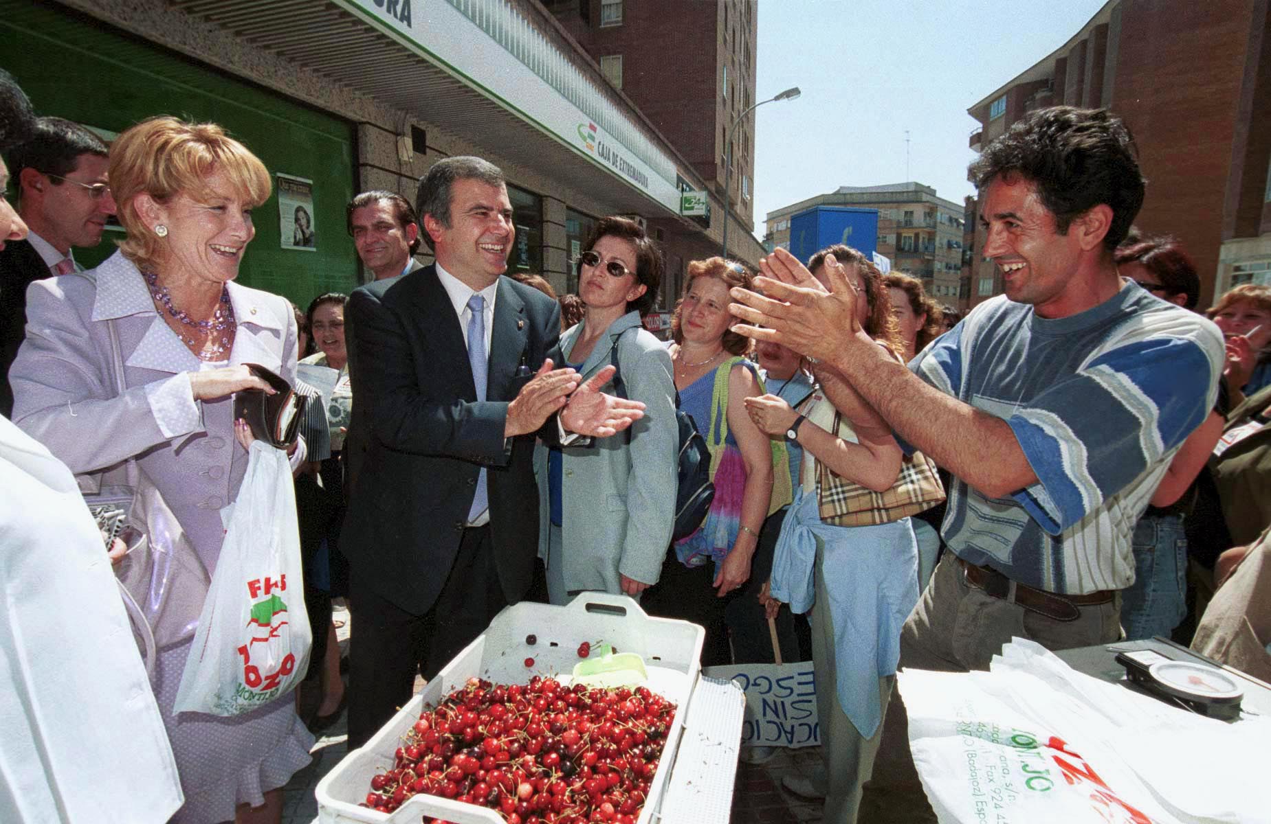 Esperanza Aguirre en su visita a Cáceres en 2001 se paró a comprar cerezas.