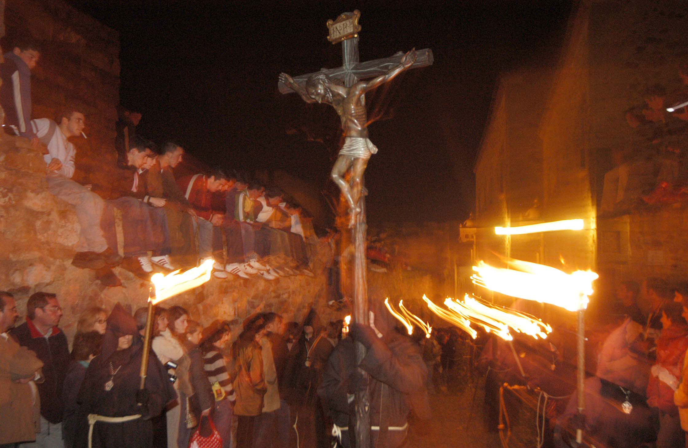 Antorchas al paso del Cristo Negro de Cáceres en el casco antiguo en 2005.