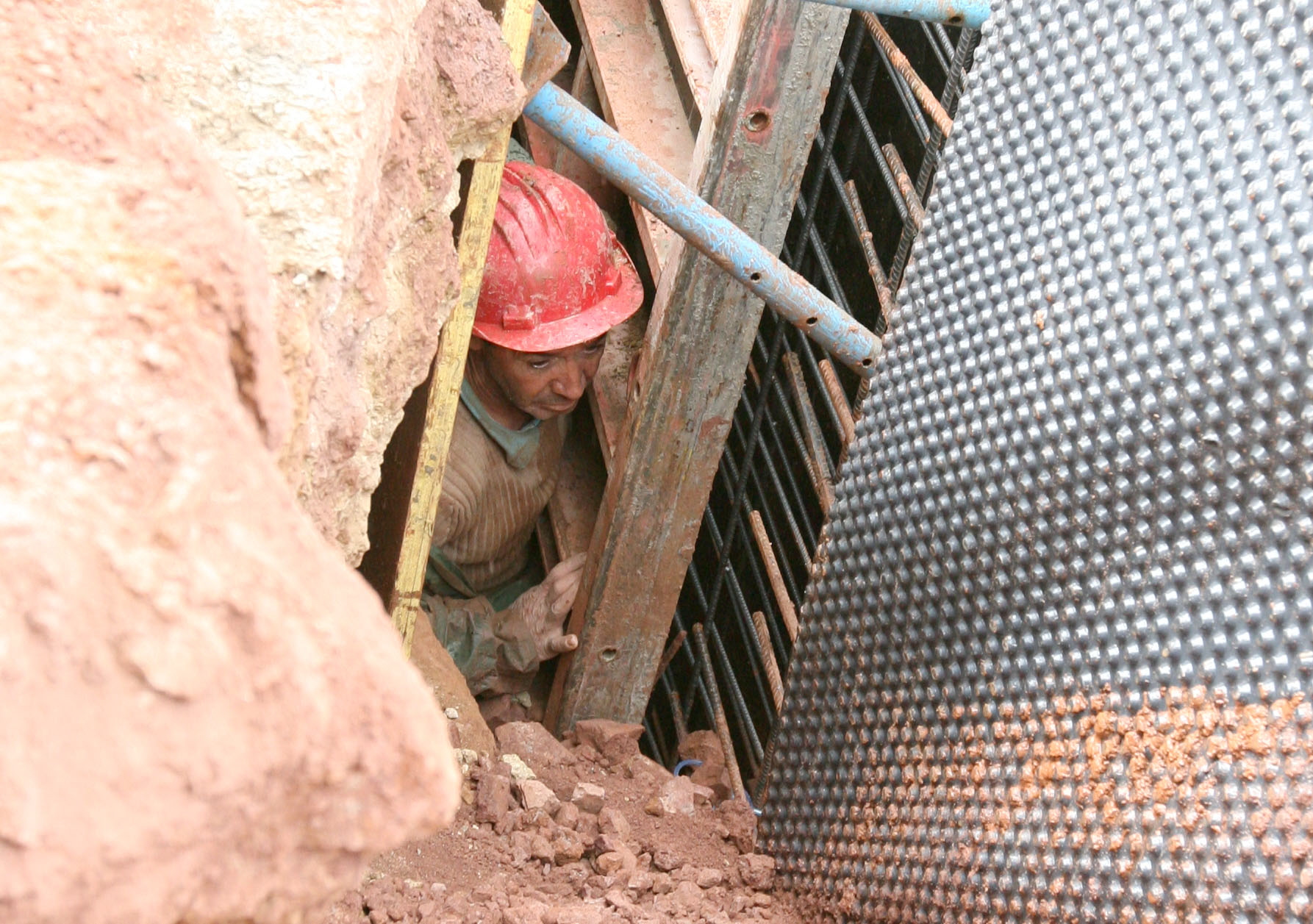 Obrero atrapado por unos escombros en Cáceres (20/09/2009).