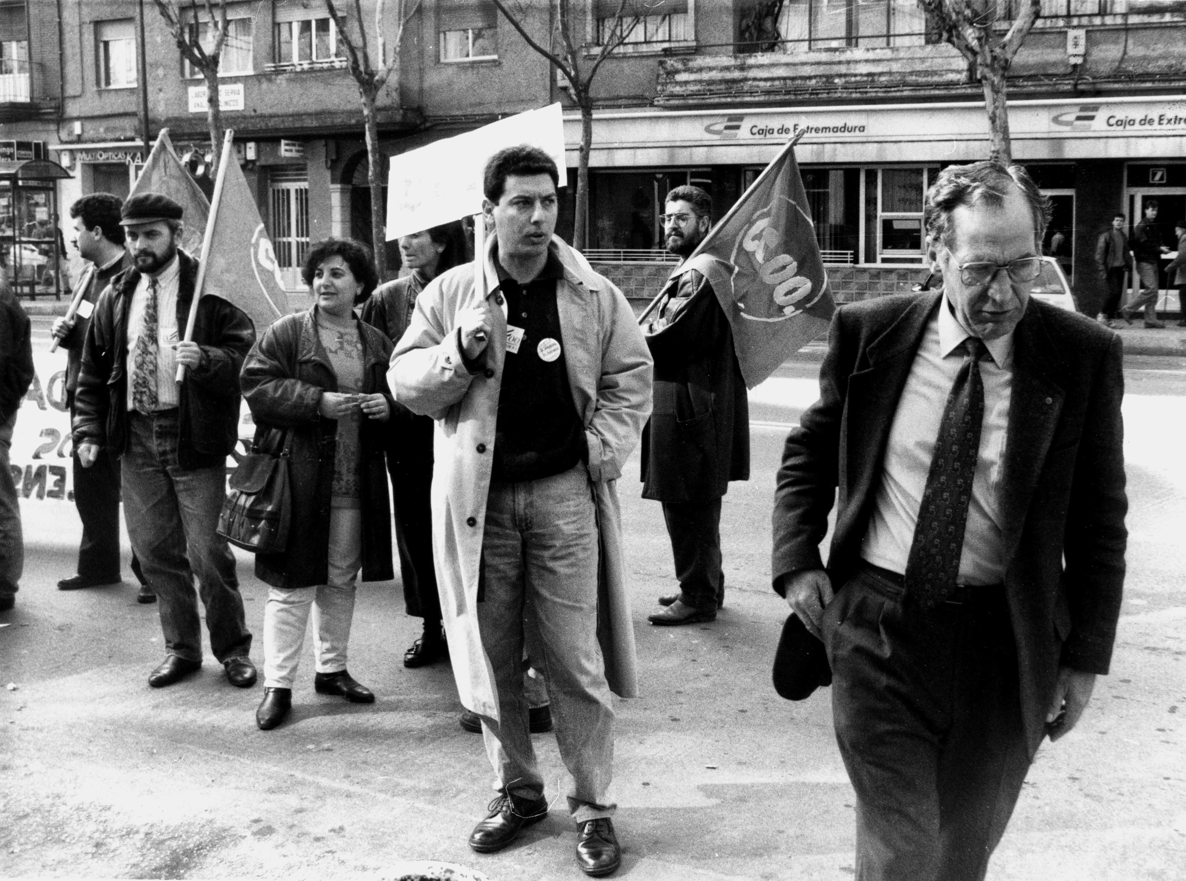 Manifestación de profesores en Cáceres y el director provincial de Educación pasando por el medio.  (25 de febrero de 1992)