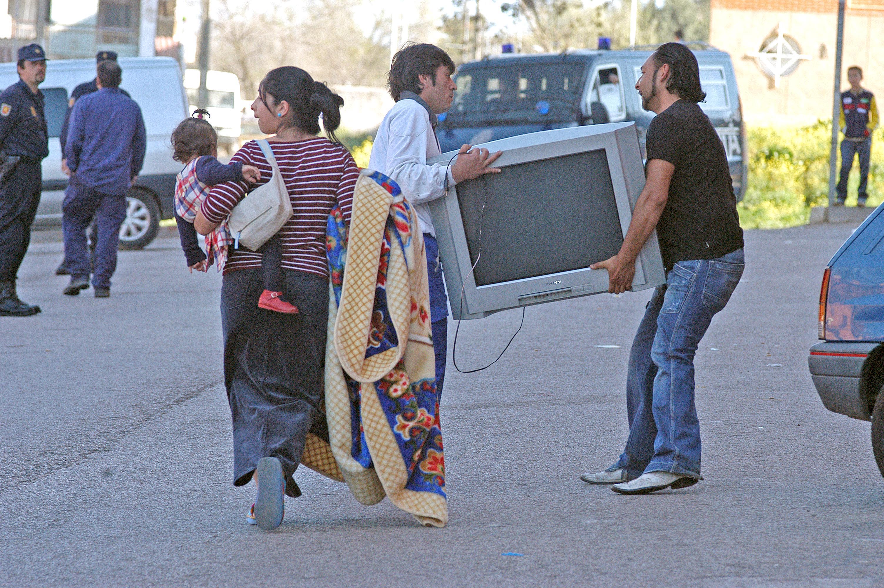 Desalojo de viviendas ocupadas ilegalmente en Aldea Moret (15 de marzo de 1996). Desalojo de viviendas ocupadas ilegalmente en Aldea Moret (15 de marzo de 1996).