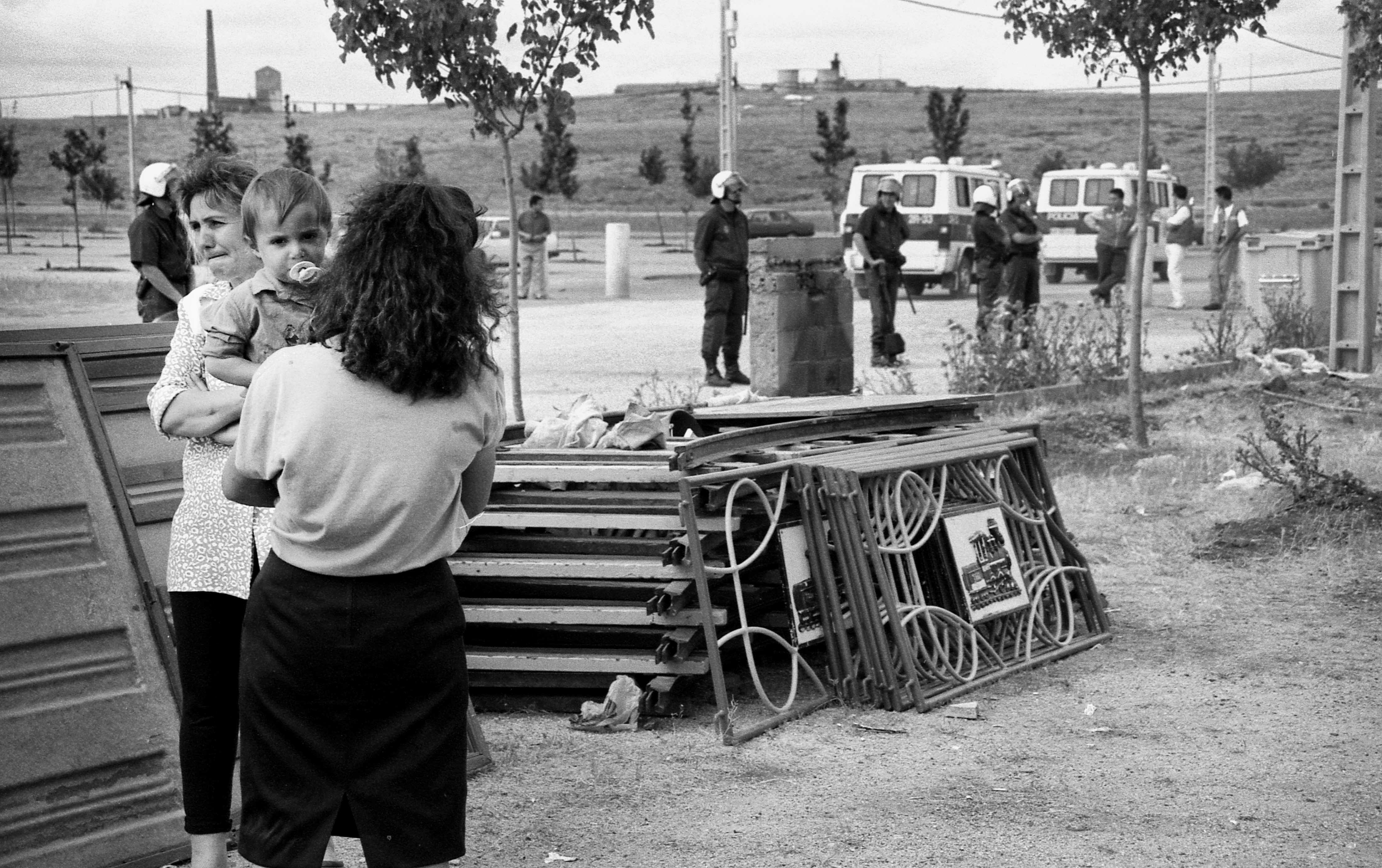Una madre agarrando a su hijo durante el desalojo del recinto ferial de Cáceres (22 de mayo de 1992). Una madre agarrando a su hijo durante el desalojo del recinto ferial de Cáceres (22 de mayo de 1992).
