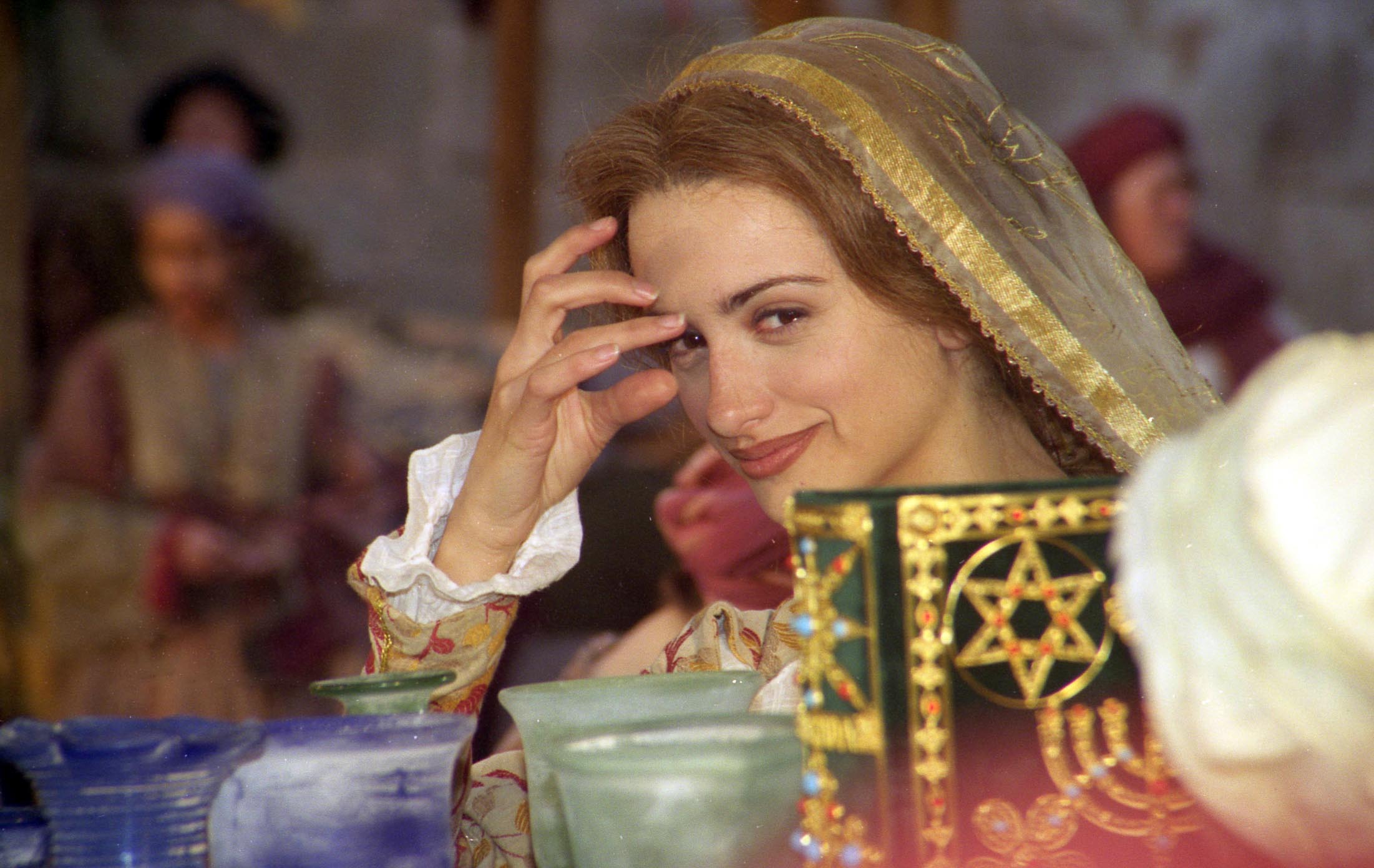 Penélope Cruz mirando directamente a Lorenzo Cordero durante el rodaje de La Celestina en Cáceres (1995).