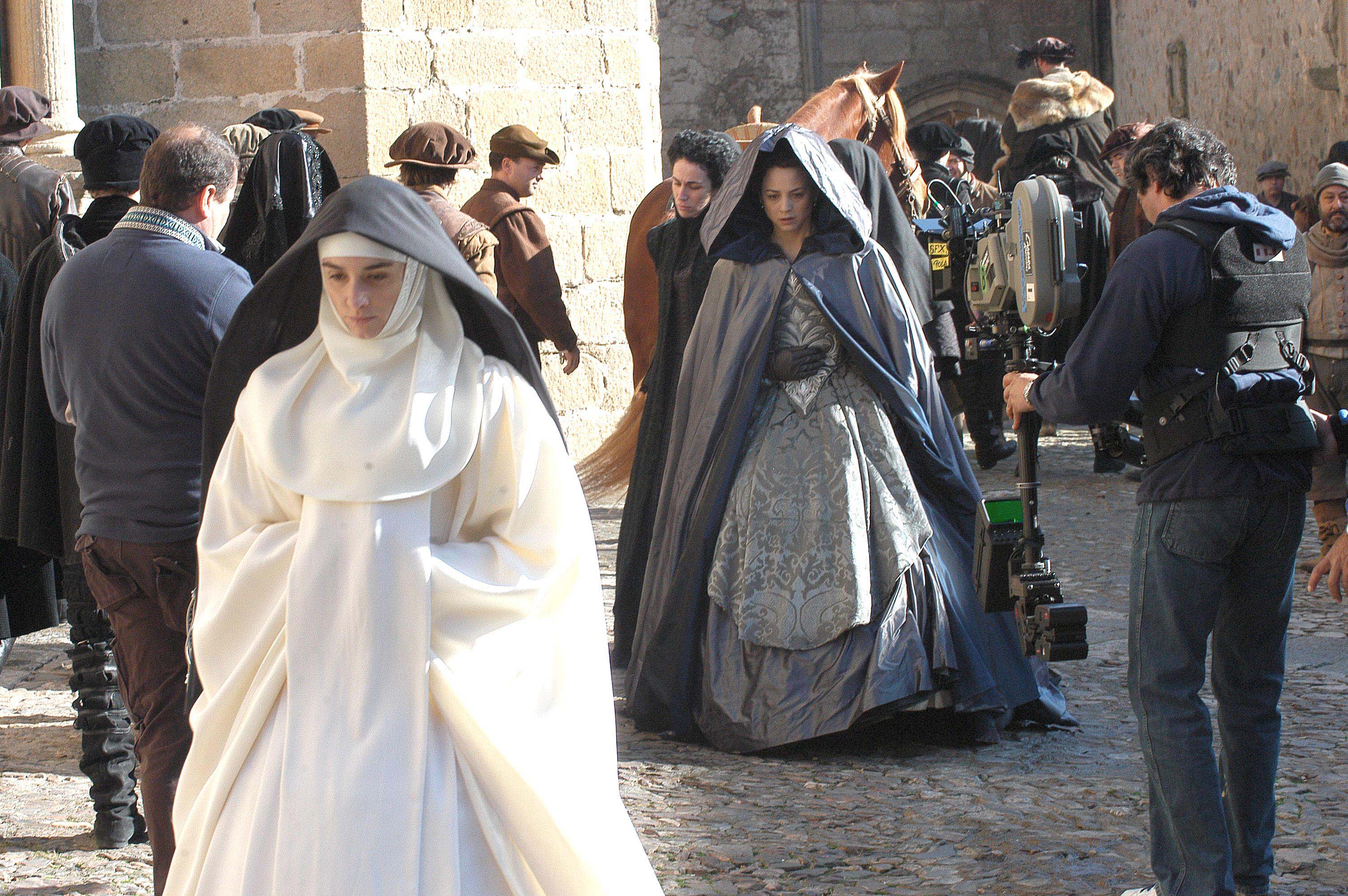 Paz Vega y Leonor Walting durante el rodaje de la película sobre Santa Teresa.