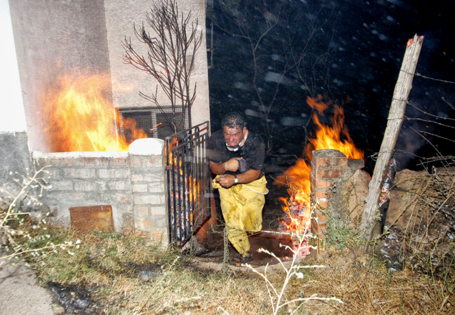 Felipe Martín fue el último vecino que salió de Grimaldo el día que fue arrasado por el fuego (2 de agosto de 2003).