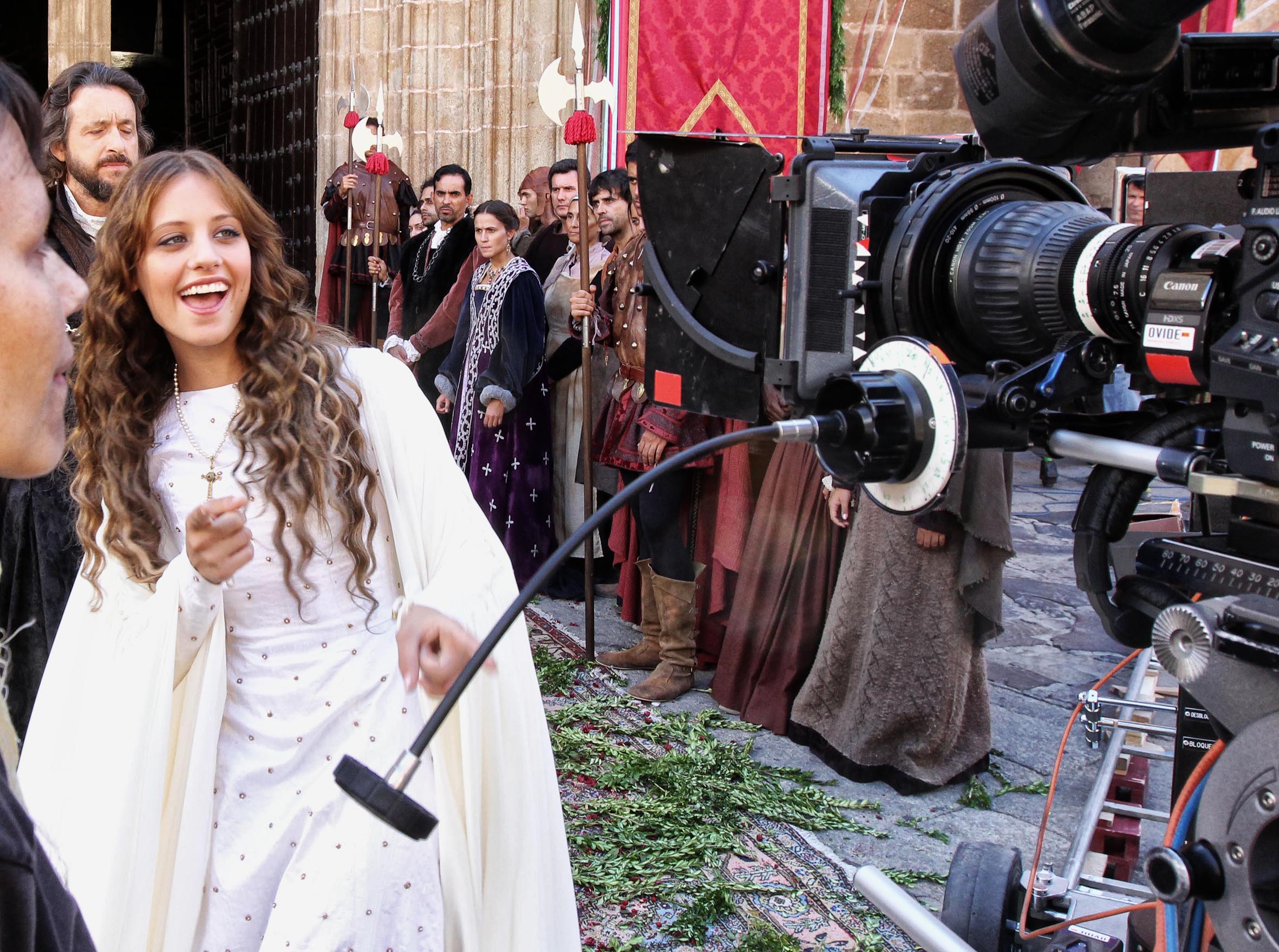 Michelle Jenner bromenado durante el rodaje de Isabel, Mi Reina (2011).