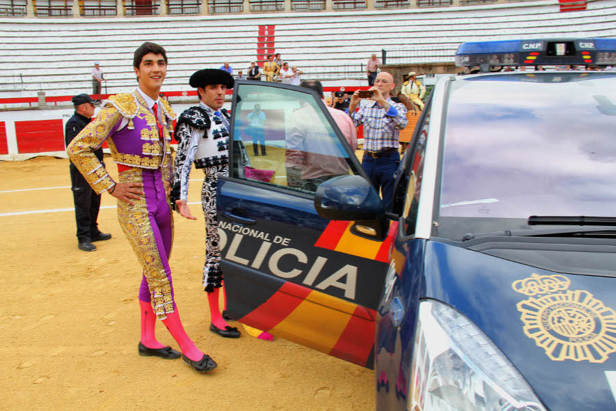 Jairo Miguel y Emilio de Justo junto a un coche de la Policía en el ruedo de la plaza de toros de Cáceres (30/05/11).