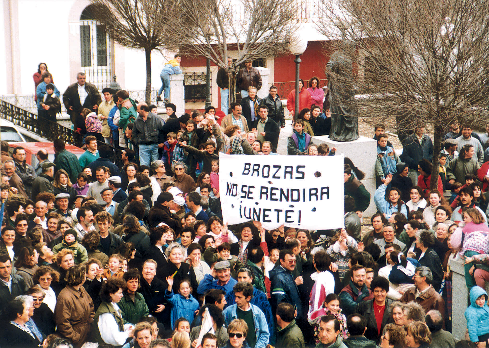 Manifestación de estudiantes reivindicando un instituto para Brozas celebrada en febrero de 1996.