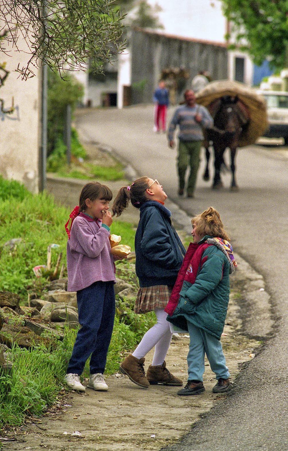 Niñas riendo, de las pocas que quedaban ya entonces, en las Hurdes (1998)