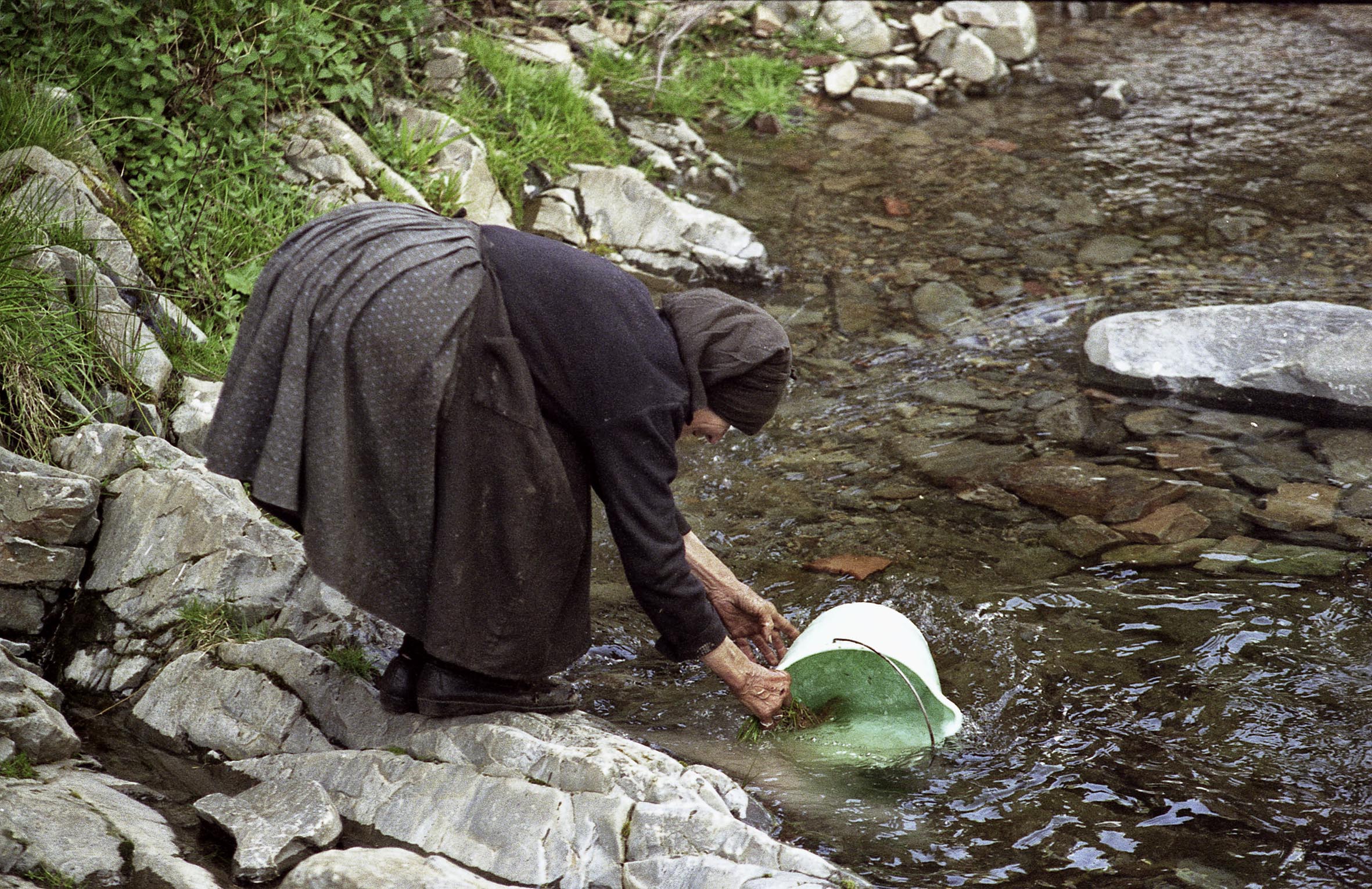 Mujer recogiendo agua en un arroyo en Las Hurdes (1993).