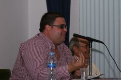 El menda, Enrique Falcó, con Don Manuel Pecellín al fondo, hablando a los alumnos del Zurbarán.