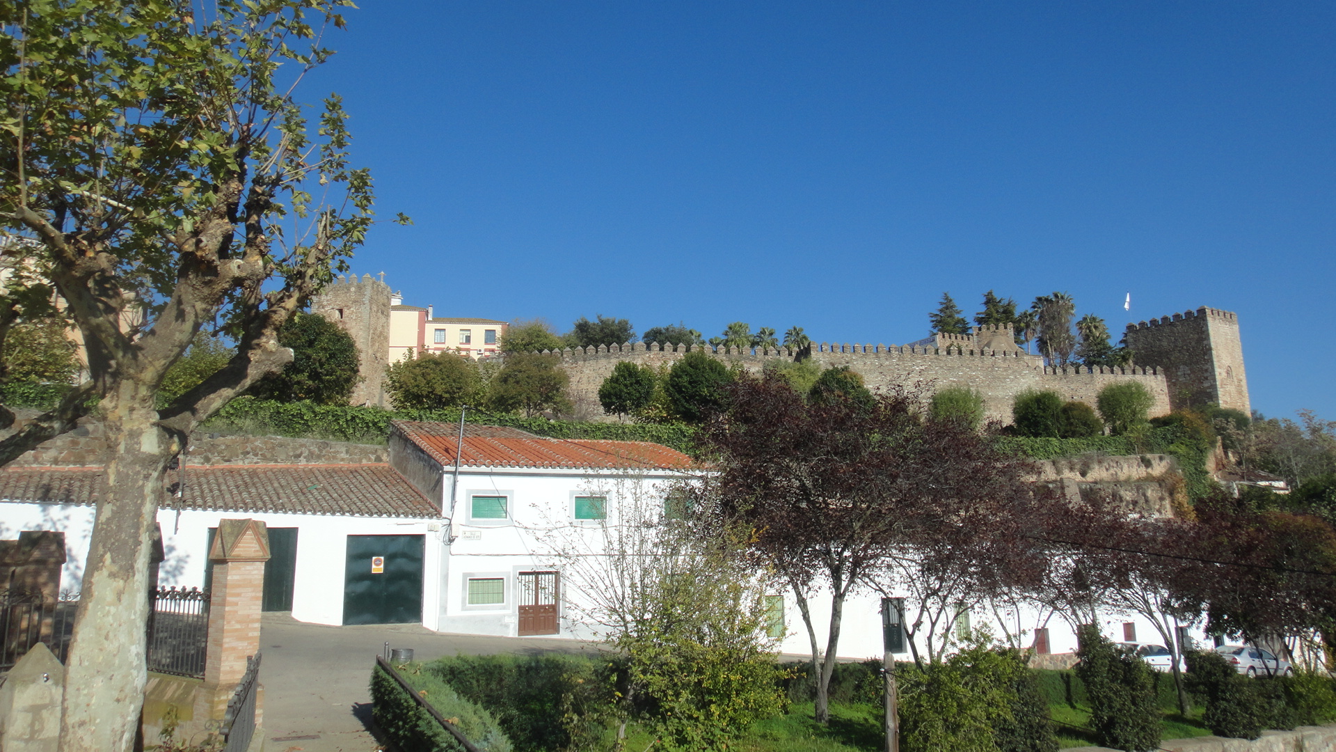 Vista de la Alcazaba desde la carretera de circunvalación./ Moisés Cayetano