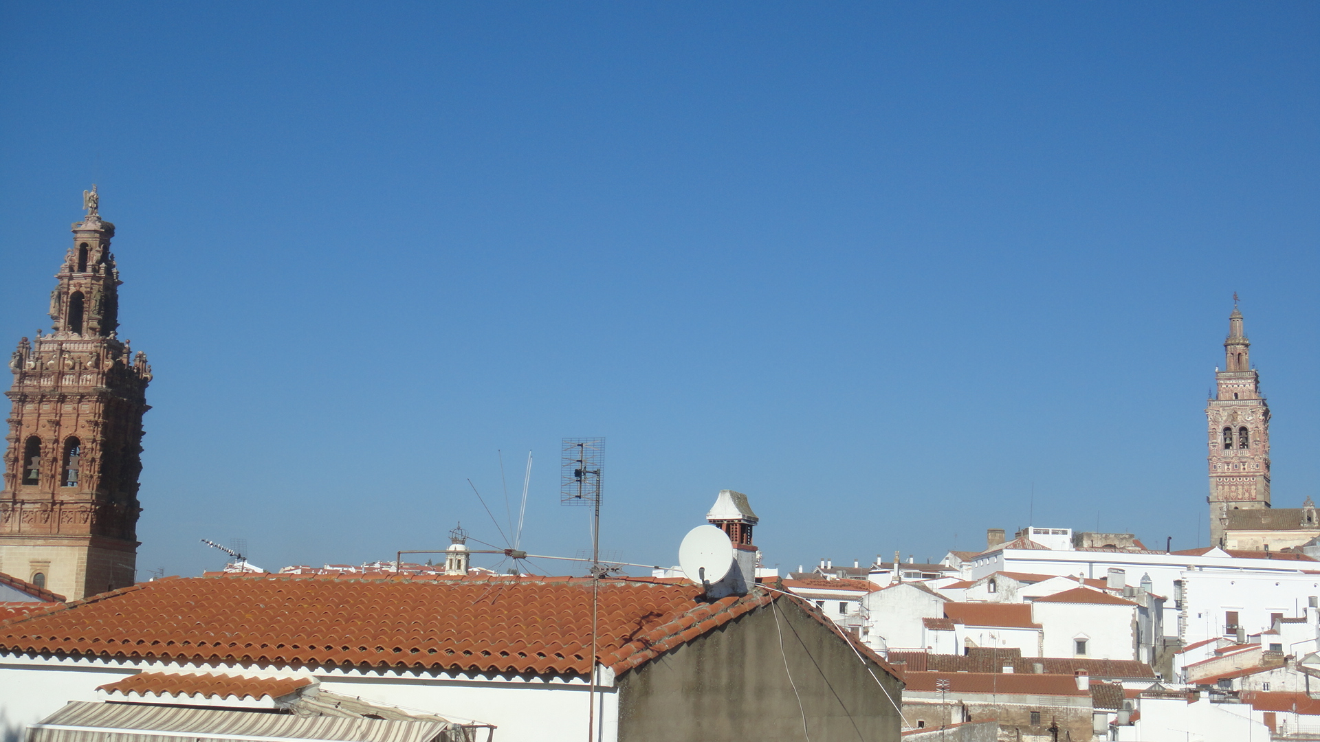 Torres de San Miguel y de San Bartolomé, a los extremos del caserío./ Moisés CayetanoTorres de San Miguel y de San Bartolomé, a los extremos del caserío./ Moisés Cayetano
