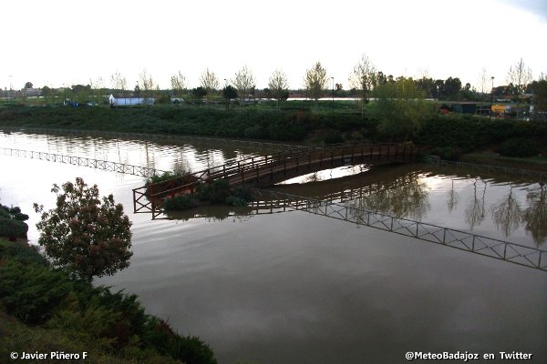 Uno de los nuevos puentes que se está construyendo aguantando su primer desbordamiento.