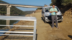 Al fondo, el puente nuevo de Serradilla. En primer plano la pasarela del embarcadero y el coche que llega hasta el mismo y yo. 
