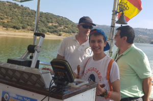 A la izquierda el capitán, a la derecha el pirata Juan Carlos(yo) y en el centro el brunete Guillermo pilotando el barco. Y de fondo el rio Tajo y Monfragüe.