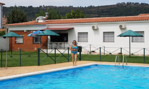 La piscina, a la que solo le falta una silla sumegible para discapacitados, en el centro mi madre (Natividad)