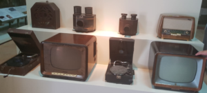 Proyectores que funcionaban con velas encendidas de cera, gramófonos de manivela con discos de pazarra y televisores que fincionaban con lamparitas